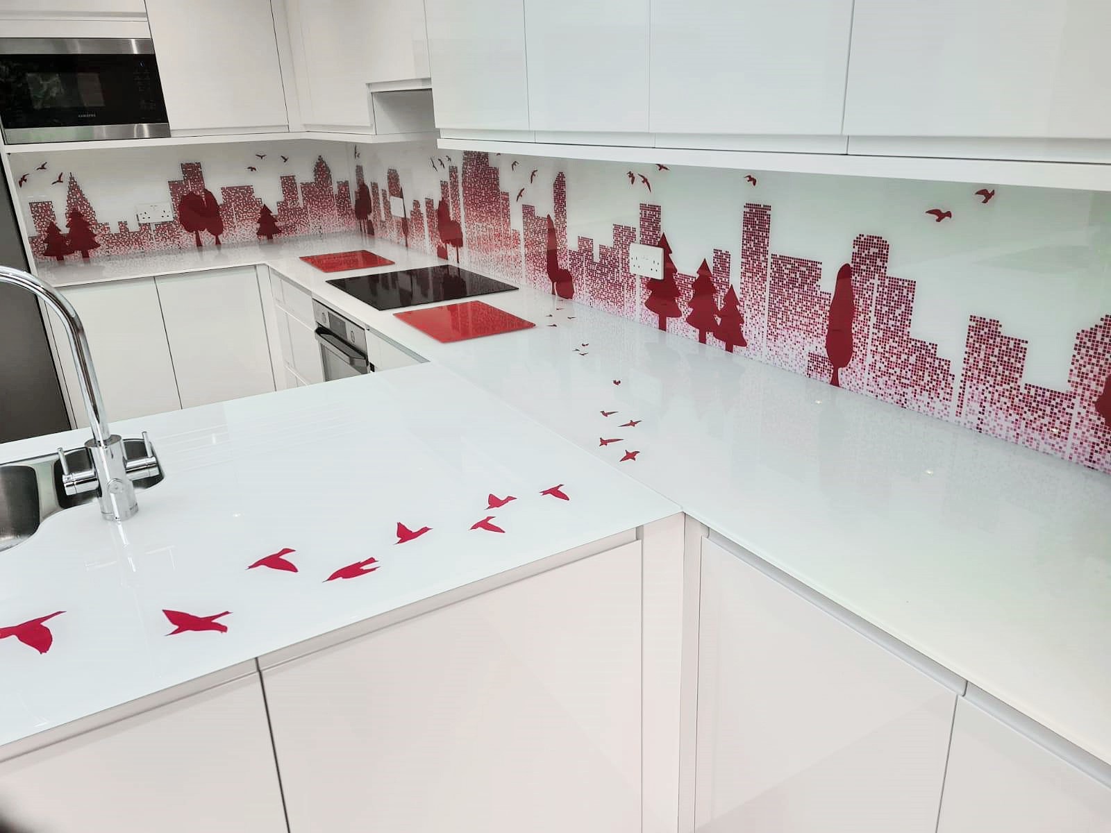 Printed glass splashback<br />
City out line in red and white glass splashback<br />
Glass Splashback